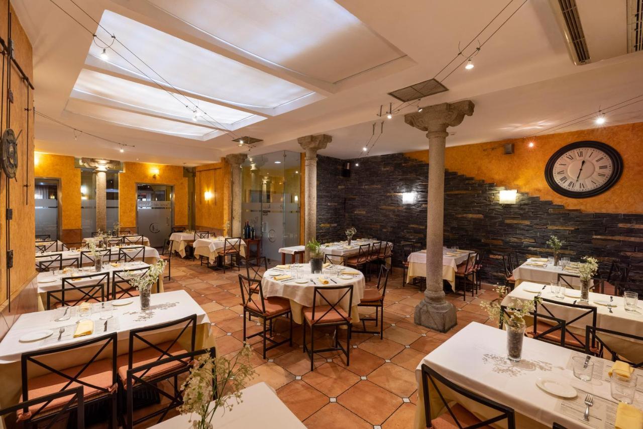Hostal Restaurante Puerta Del Alcazar Ávila Exterior foto